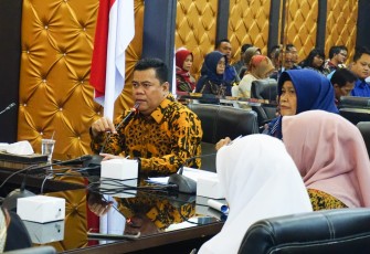 Sekda Bintan, Ronny Kartika saat memimpin Rapat Evaluasi Implementasi Aplikasi Srikandi di Ruang Rapat 2 Kantor Bupati Bintan, Kamis (31/8) pagi. 