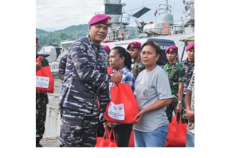 Danyonmarhanlan VIII Bitung saat memberikan paket Kewarga kurang mampu