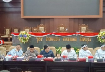 Pimpinan DPRD Jatim saat Terima Aspirasi Nakes Tolak RUU Omnibus Law Kesehatan 