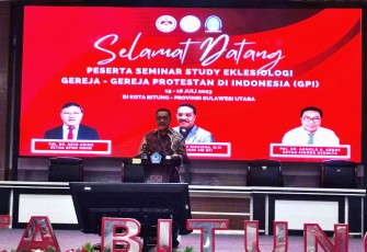 Wali Kota Bitung Maurits Mantiri saat memberikan sambutan saat penutupan seminar studi eklesiologi GPI