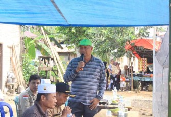 Bupati Pasaman Barat (Pasbar) Hamsuardi saat laga pembuka melawan tim tuan rumah Fortika Bukit Harapan di Lapangan Bukit Harapan, Nagari Sungai Aua Kecamatan Sungai Aur, Selasa (21/11).