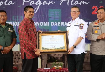 Walikota Pagar Alam saat Terima Penghargaan Pembangunan Daerah dari Gubernur Sumsel H. Herman Deru