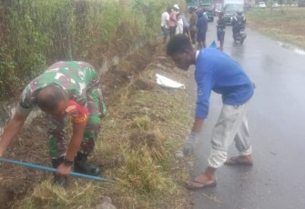 Babinsa Timika Bersama Warga Gotong Royong Bersihkan Jalan