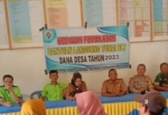 Penyaluran BLT DD di Desa Karang Jaya, Rabu (29/03/2023).