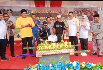 Bupati Bintan Roby Kurniawan SPWK saat menghadiri acara peringatan Hari Jadi ke-81 Desa Toapaya, Kecamatan Toapaya, Rabu (27/12/2023) pagi.