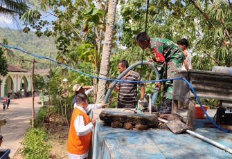 Babinsa Koramil 0806/11 Panggul saat mendistribusikan bantuan air bersih kepada warga yang terdampak kekeringan, khususnya di Desa Ngrencak, Kecamatan Panggul, Kamis (14/9/2023).