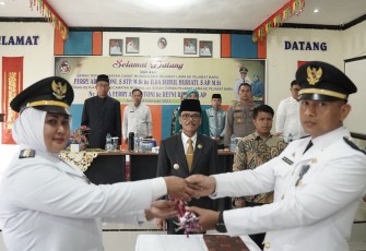 Bupati Limapuluh Kota bersama anggota DPRD saat menyaksikan sertijab Pejabat Camat Mungka di Aula Kantor Camat Mungka.