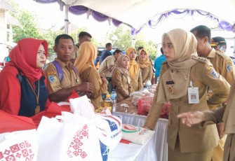 Bupati dr Hj Eisti'anah SE didampingi Sekda  H Akhmad Sugiharto ST MT yang juga Ketua Tim Pengendali Inflasi Kabupaten Demak, saat meninjau stan  'Gerakan Pangan Murah' di desa Kerangkulon Wonosalam. Foto : sari jati