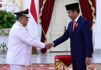Presiden Jokowi melantik Gubernur Riau Edy Natar Nasution, Senin (27/11/2023) di Istana Negara.