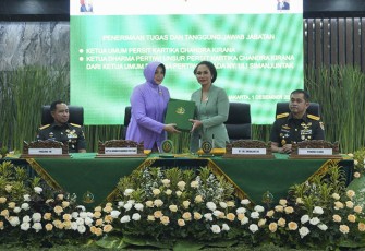 Ny. Evi Agus Subiyanto saat Serahkan Jabatan Ketum Persit Kartika Chandra Kirana