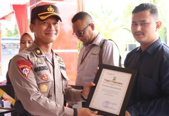 Polres Karimun saat Berikan Piagam Penghargaan Kepada 3 Satpam Berprestasi