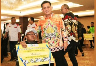 Gubernur Ansar sacara simbolis saat Serahkan Penghargaan dan Bantuan Dana Pelatihan kepada Atlet dan Pelatih Berprestasi