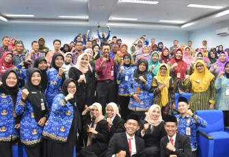Sekda Kabupaten Demak H Akhmad Sugiharto saat foto bersama panitia dan peserta Bimtek Keprotokolan dan Penyusunan Sambutan yang diadakan Bagian Prokompim Setda Kabupaten Demak. Foto : sari jati
