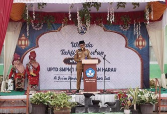 Bupati Limapuluh Kota, Safaruddin dalam sambutannya pada acara Wisuda Tahfidz Angkatan I dan launching sekolah digital di SMP N 1 Harau, Senin (20/2/2023). 