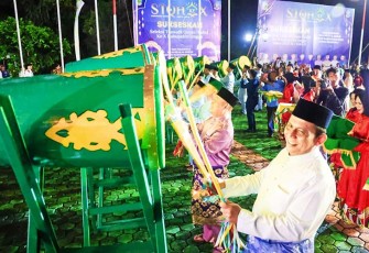 Gubernur Ansar saat pukul bedug tanda dibukanya STQH Kabupaten Lingga