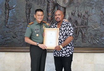 Pangdam IX/Udayana saat Berikan Penghargaan Kepada Mr. Botax