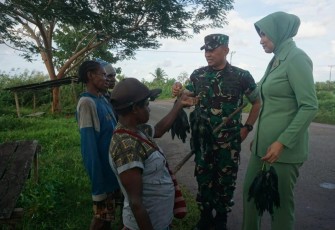 Danrem 174 Merauke Brigjen TNI Agus Widodo, S.I.P., M.Si., yang saat itu bersama Ketua Persit KCK Koorcab Rem 174 Ny. Ane Agus Widodo, usai melaksanakan kegiatan pemberian bantuan di Kampung Kamangi, Rabu (8/3/2023).