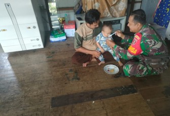 Babinsa Pantau Langsung ke Rumah Pemberian Asupan Gizi 