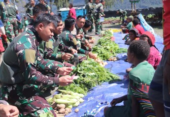 Satgas YPR 330 Gerakkan Roda Perekonomian di Intan Jaya 