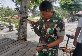 Personel Kodim 0208/AS Menerima Satu Pucuk Senpi dari Masyarakat