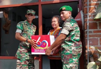 Yonif 511/DY Beri Bansos Kepada Veteran dan Warakawuri