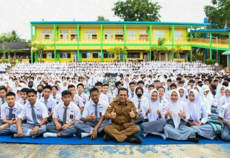 Gubernur Kepulauan Riau H. Ansar Ahmad saat foto bersama para pelajar