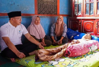 Gubernur Rohidin Santuni Keluarga Narto Ipandi yang Diagnosa Mengidap Kelenjar Getah Bening Sudah 2 Tahun