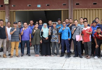 Nurbaiti warga Desa Sembulang Tanjung saat tiba di hunian sementara