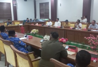 Rapat dengar pendapat umum (RDPU) mengenai penyerobotan jalan di lingkungan Perumahan Bumi Sarana Indah Kelurahan Buliang Kecamatan Batu Aji, Rabu (18/10/2023).