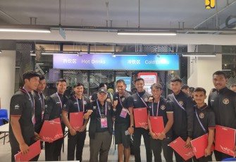 Menteri Basuki saat Beri Semangat Tim Indonesia pada Asian Games ke-19 Hangzhou 2022 Tahun 2023, di Athletes Village, Hangzhou, Minggu (24/9/2023). 