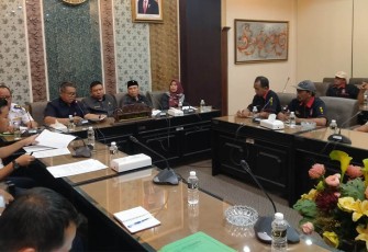 Puluhan pengemudi angkutan kota dari Surabaya dan Sidoarjo yang tergabung dalam Serikat Sopir Indonesia (SSI) Jawa Timur saat mendatangi DPRD Jawa Timur.