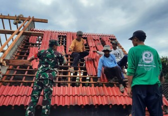 Babinsa Koramil Dagangan Bantu Masyarakat Pasang Genteng