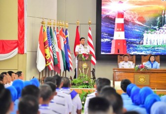 Kepala Staf Angkatan Laut (Kasal) Laksamana TNI Muhammad Ali saat memimpin Wisuda Magister Terapan Program Studi Strategi Operasi Laut dan Upacara Penutupan Pendidikan Reguler Seskoal Angkatan Ke-61 TA 2023, bertempat di Aula Gedung Yos Soedarso, Markas Komando (Mako) Seskoal, Kebayoran Lama, Cipulir, Jakarta Selatan, Jumat (03/11).
