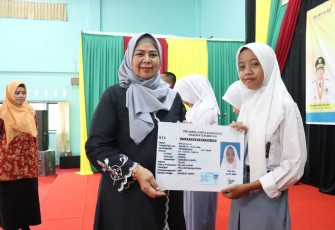 Dewi Ansar saat Serahkan KTP-El Kepada Siswa-Siswi SMA N 1 Toapaya, Bintan