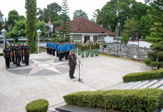 Hub Akmil Laksanakan Ziarah TMP dan Bakti Sosial
