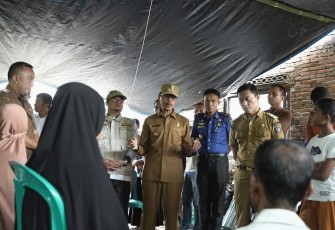 Bupati Safaruddin terlihat menyemangati seluruh keluarga korban kebakaran.
