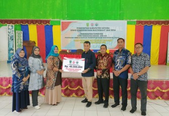 Bupati Natuna saat Serahkan Bantuan Tranportasi 65 Kader Kesehatan Kelurahan di Serasan