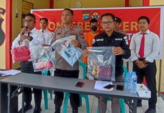 Kapolsek Bunguran Barat, Iptu Stepvanus Arperd Rikumahu saat ekspose tersangka dan barang bukti.