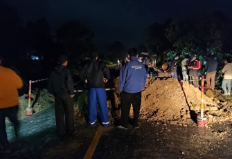 Penanganan jalan yang tergenang air dan rusak