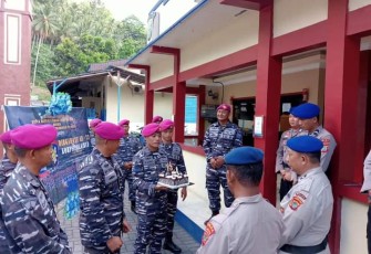 Prajurit Yonmarhanlan VIII Bitung Berikan Kue Ucapan HUT Ke-73 Kepada Korps Polairud Sebagai Bentuk Sinergitas 