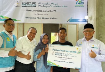  PLN Nyalakan Listrik Ribuan Rumah Warga Kurang Mampu