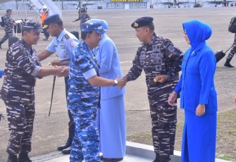 Komandan Lantamal (Danlantamal) VI Makassar Laksamana Pertama TNI Ivan Gatot Prijanto, S.E, M.Tr. Opsla., didampingi Ketua Korcab VI DJA II  Ny. Silvia Ivan Gatot sambut kedatangan Panglima Komando Armada Republik Indonesia (Pangkoarmada RI) Laksamana Madya TNI Heru Kusmanto beserta rombongan bertempat di Base Op Lanud Sultan Hasanuddin, Mandai Kab. Maros Provinsi Sulsel, Kamis (13/12/2023)