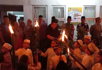 Kapolsek Batang Toru, AKP Tona Simanjuntak, SH, bersama Forkopimcam setempat, terjun langsung mengawal ratusan peserta Pawai Obor dalam rangka menyambut Tahun Baru 1 Muharram 1445 Hijriah, Selasa (18/7/2023) malam