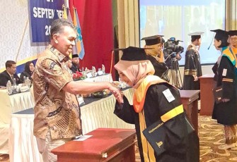 Bupati Natuna saat Menjadi Tamu Kehormatan Wisuda Mahasiswa UT di Kota Batam 