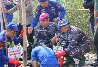 Danlantamal V Brigjen TNI Marinir Joni Sulistiawan, S. H., M. Han saat mengikuti kegiatan penanaman pohon Mangrove di Adventure Land Romokalisari Benowo Surabaya, Kamis (30/11/2023) kemarin.