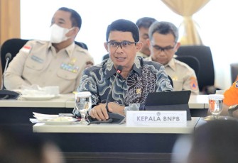 Kepala Badan Nasional Penanggulangan Bencana (BNPB) Letjen TNI Suharyanto, S. Sos., M.M saat menghadiri Rapat Koordinasi Tingkat Menteri Persiapan Menjelang Natal 2023 dan Tahun Baru 2024 yang dipimpin oleh Menteri Koordinator Bidang Pemberdayaan Manusia dan Kebudayaan (PMK) Muhadjir Effendy di Kantor Kemenko PMK, Jakarta, pada Senin (11/12)