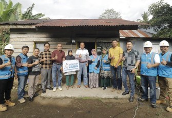 Wajah penuh syukur terlihat dari Elidawati, wanita lansia Kelurahan Ibuh saat mendapatkan bantuan dari PLN Kota Payakumbuh.