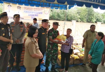 Babinsa Koramil Kurun saat Dampingi Kegiatan Pasar Murah Pemkab Gunung Mas