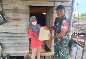 Babinsa Kodim Palangka Raya saat Salurkan Bansos Kepada Warga yang Kurang Mampu 