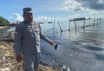 Bakamla RI Beserta Tim Gabungan saat Atasi Tumpahan Minyak di Pantai Melayu Batam